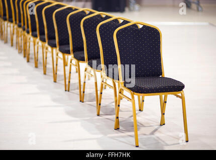 Rangée de chaises dans une salle de réunion Banque D'Images