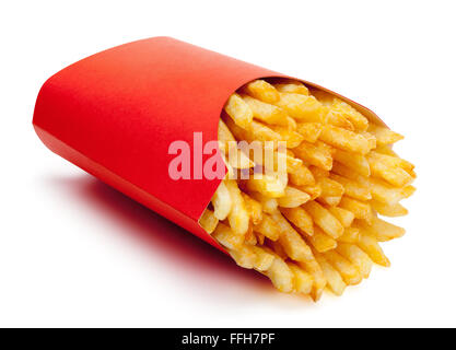 Frites dans une boîte de carton rouge, isolé sur le fond blanc, chemin de détourage inclus. Banque D'Images