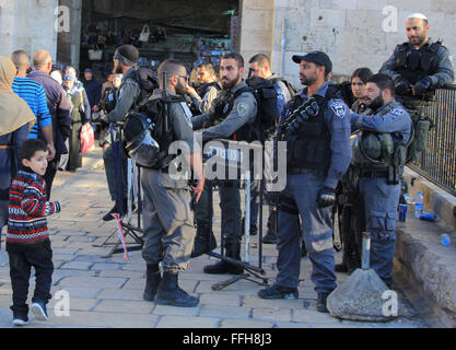 Jérusalem, Jérusalem, territoire palestinien. Feb 13, 2016. Gardes frontière israéliens montent la garde à la Porte de Damas, une entrée principale de la vieille ville de Jérusalem le 13 février 2016 Credit : Mahfouz Abu Turk/APA/Images/fil ZUMA Alamy Live News Banque D'Images