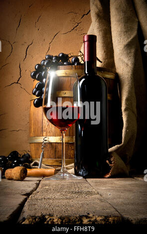 Vin avec près de raisin mur d'argile en cave Banque D'Images