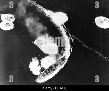 BATTLESHIP YAMATO japonais attaqué par le Groupe de travail de l'US Navy de la Mer Intérieure de Seto, sur le port japonais de Kure dans le sud-ouest du Japon le 19 mars 1945. Le navire a été que légèrement endommagé mais finalement coulé le 7 avril. Banque D'Images