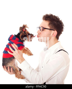 Homme tenant son animal de Yorkshire Terrier en face de son visage. Isolé sur blanc. Banque D'Images