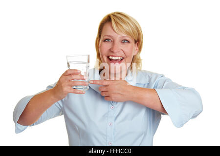 Happy business woman pointing pour un verre d'eau Banque D'Images