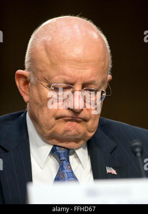 Directeur, James Clapper, directeur du Renseignement National (DNI) témoigne lors d'une audience publique tenue par le Comité spécial du Sénat sur le renseignement afin d'examiner les menaces dans le monde sur la colline du Capitole à Washington, DC, le mardi 9 février 2016. Credit : Ron Sachs/CNP - AUCUN FIL SERVICE - Banque D'Images