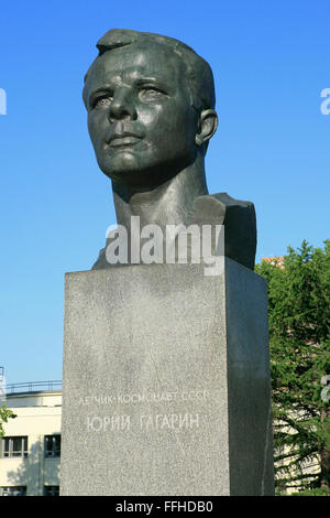 Buste de la première dans l'espace humain le cosmonaute soviétique Youri Gagarine (1934-1968) à l'Allée des cosmonautes dans la région de Moscou, Russie Banque D'Images