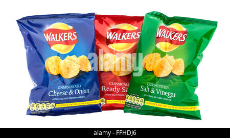 Trois paquets de chips Walkers isolé sur un fond blanc. Les marcheurs est un snack food britannique Banque D'Images