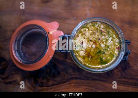 L'Ail, piment, citron et lime en pot Mason Banque D'Images