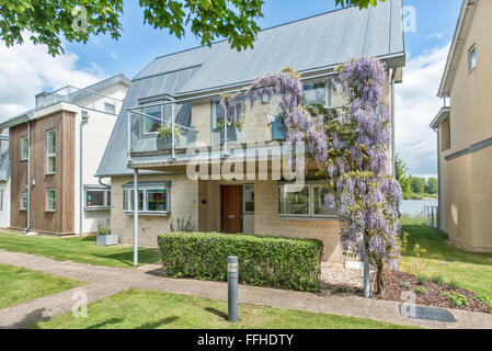 Un luxe lakeside holiday home sur la Lower Mill Estate dans les Cotswold Water Parks près de Cirencester, Gloucestershire, Royaume-Uni Banque D'Images