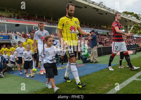 Pirtek Stadium, Parramatta, Australie. 14Th Feb 2016. Hyundai A-League. Western Sydney Wanderers contre Wellington Phoenix. Le capitaine Andrew Wellington Durante mène son équipe out. Credit : Action Plus Sport/Alamy Live News Banque D'Images