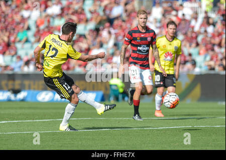 Pirtek Stadium, Parramatta, Australie. 14Th Feb 2016. Hyundai A-League. Western Sydney Wanderers contre Wellington Phoenix. Les scores avant Wellington Blake Powell pour le rendre 2-0. Credit : Action Plus Sport/Alamy Live News Banque D'Images