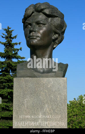 Statue de la femme russe/soviétique le cosmonaute Valentina Vladimirovna Tereshkova (1937) à l'Allée des cosmonautes dans la région de Moscou, Russie Banque D'Images