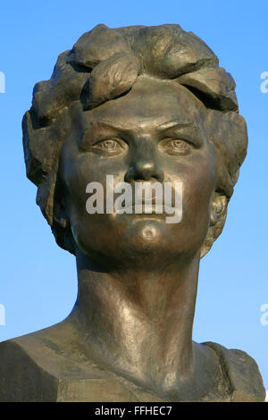 Statue de la femme russe/soviétique le cosmonaute Valentina Vladimirovna Tereshkova (1937) à l'Allée des cosmonautes dans la région de Moscou, Russie Banque D'Images