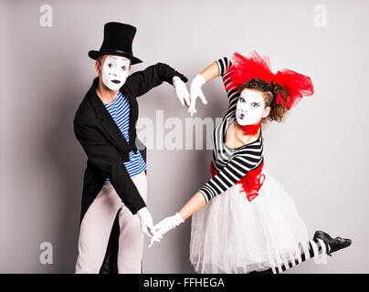 Deux mimes présente le cœur. Coeur de la pantomime, de l'amour, concept concept April Fools Day Banque D'Images