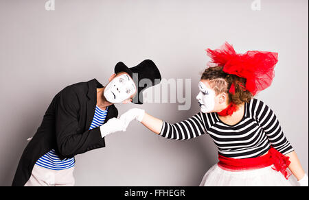 Portrait de mimes en amour. homme embrassant la main de femme Banque D'Images