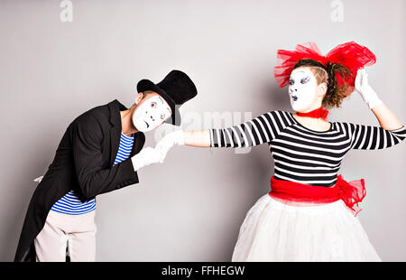 Portrait de mimes en amour. homme embrassant la main de femme Banque D'Images