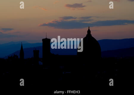 Vue du coucher de soleil extraordinaire de Florence, Italie, prises à partir de la fonction d'un tout nouveau tour de San Niccolo Banque D'Images