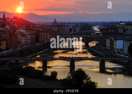 Vue du coucher de soleil extraordinaire de Florence, Italie, prises à partir de la fonction d'un tout nouveau tour de San Niccolo Banque D'Images