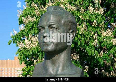 Statue de cosmonaute soviétique Alexeï Leonov (1934) à l'Allée des cosmonautes dans la région de Moscou, Russie Banque D'Images