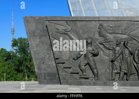 Un bas-relief sur le socle du monument des conquérants de l'espace (1964) illustrant le cosmonaute Youri Gagarine (19341968) à Moscou, Russie Banque D'Images