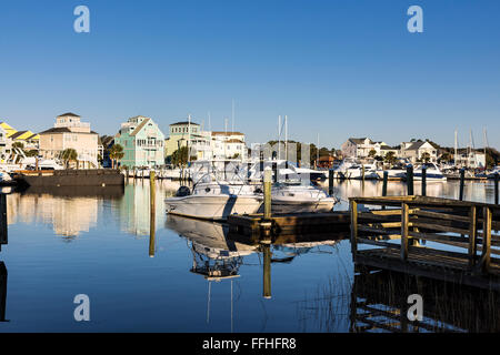 Maisons au bord de l'eau le long du canal à Carolina Beach, North Carolina, USA Banque D'Images