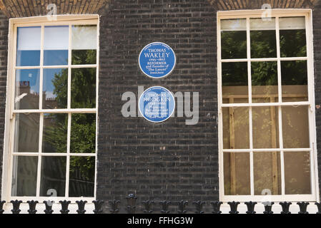 Deux plaques commémoratives pour bleu Thomas Wakley Thomas Hodgkin et sur l'affichage sur un mur à Londres, Royaume-Uni. Banque D'Images