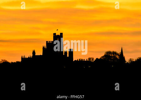 L'aube sur Cathédrale d'Ely et la ville d'Ely, Cambridgeshire, Angleterre Banque D'Images