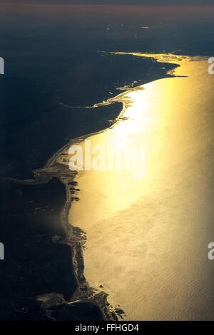 Vue aérienne, vue depuis l'avion à partir de 30 000 pieds de haut sur la côte de Normandie à Querqueville, sunrise, littoral, Banque D'Images