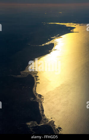 Vue aérienne, vue depuis l'avion à partir de 30 000 pieds de haut sur la côte de Normandie à Querqueville, sunrise, littoral, Banque D'Images