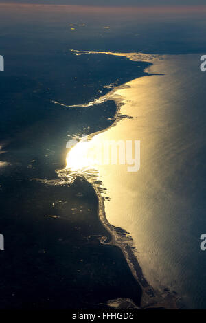 Vue aérienne, vue depuis l'avion à partir de 30 000 pieds de haut sur la côte de Normandie à Querqueville, sunrise, littoral, Banque D'Images