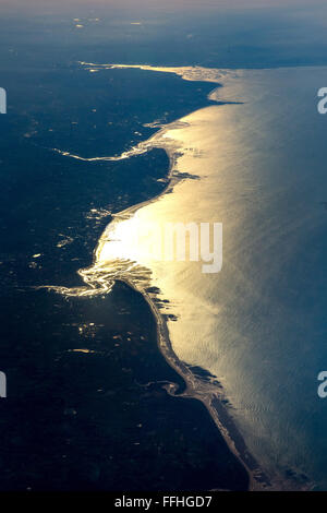 Vue aérienne, vue depuis l'avion à partir de 30 000 pieds de haut sur la côte de Normandie à Querqueville, sunrise, littoral, Banque D'Images