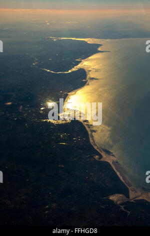 Vue aérienne, vue depuis l'avion à partir de 30 000 pieds de haut sur la côte de Normandie à Querqueville, sunrise, littoral, Banque D'Images