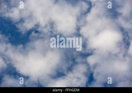 Vue aérienne, le ciel bleu avec des nuages légers venant sur Siegen, un 5/8-Cloud, altocumulus, Rhénanie du Nord-Westphalie, Allemagne, Banque D'Images