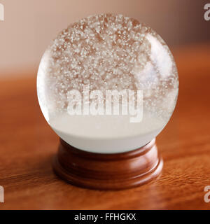 Snow globe vide sur la table en bois Banque D'Images