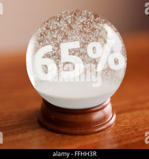 Snow globe avec 65  % de rabais à l'intérieur de titre sur table en bois Banque D'Images