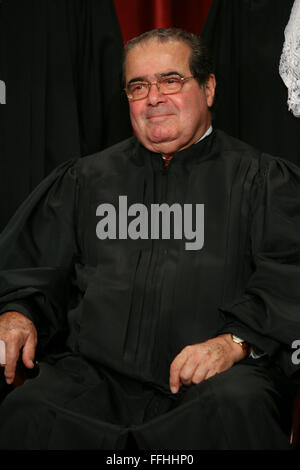 Washington, District de Columbia, Etats-Unis. 29 Sep, 2009. Washington, DC - 29 septembre, 2009 -- Associer la Justice de la Cour suprême des États-Unis Antonin Scalia pose pour une photo lors d'un photo-op à la Cour suprême des États-Unis à Washington, DC le Mardi, 29 Septembre, 2009.Crédit : Gary Fabiano/Piscine via CNP © Gary Fabiano/CNP/ZUMA/Alamy Fil Live News Banque D'Images