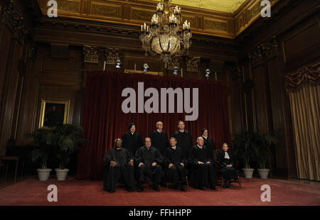 8 octobre 2010 - Washington, District de Columbia, États-Unis d'Amérique - La Cour suprême des États-Unis s'asseoir pour une photo de groupe dans l'est la salle de conférence de la Cour suprême à Washington vendredi, 8 octobre 2010. Les juges sont (première rangée à partir de la gauche), Clarence Thomas, Antonin Scalia, John G. Roberts (Juge en chef), Anthony Kennedy, Ruth Bader Ginsburg ; (rangée arrière de gauche) Sonia Sotomayor, Stephen Breyer, Sameul Alito et Elena Kagan, le nouveau membre de la Cour. Credit : Roger L. Wollenberg - Piscine via CNP (crédit Image : © Roger L. Wollenberg/CNP via ZUMA W Banque D'Images