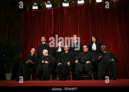 Le 29 septembre, 2009 - Washington, District of Columbia, United States of America - Washington, DC - 29 septembre, 2009 -- Les juges de la Cour suprême des États-Unis a posé pour leurs ''family '' photo de groupe, puis les membres des médias à prendre des photos par la suite à la Cour suprême des États-Unis à Washington, DC le Mardi, 29 Septembre, 2009. Première rangée, de gauche à droite : La Justice Associé Anthony M. Kennedy ; associer le juge John Paul Stevens, juge en chef de l'United States John G. Roberts Jr. ; associer la Justice Antonin Scalia et Clarence Thomas Justice associé. À l'arrière, le Banque D'Images