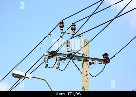 Close up d'isolateurs power line avec ciel bleu. Banque D'Images