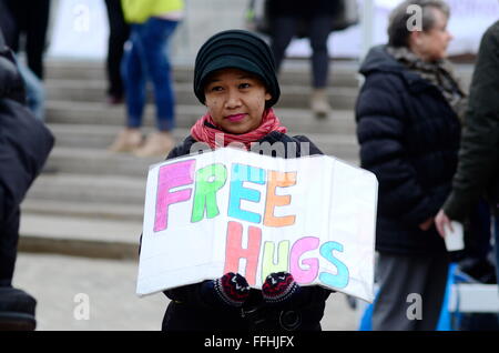 Vienne, Autriche : 14 Feb, 2016. Un milliard de personnes Debout contre la violence contre les femmes mars à Vienne devant le Parlement autrichien. Des centaines de militants qui protestaient contre la violence faite aux femmes. Credit : Franz Perc/Alamy Live News Banque D'Images