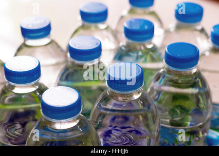 Libre de lignes et de pack de bouteilles d'eau en plastique. Banque D'Images