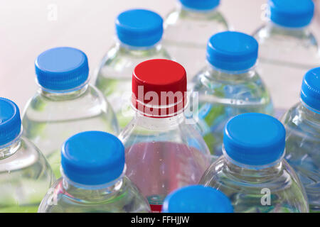 Libre de lignes et de pack de bouteilles d'eau en plastique. Banque D'Images