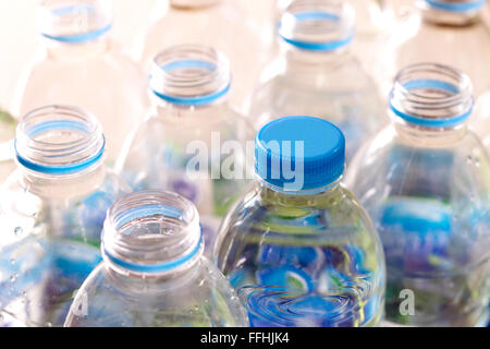 Libre de lignes et de pack de bouteilles d'eau en plastique. Banque D'Images