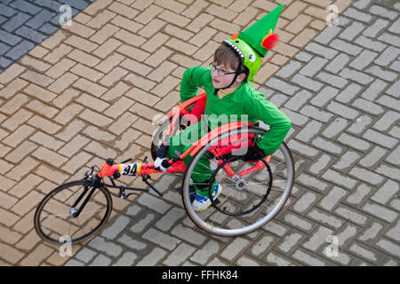 Bournemouth, Dorset, Royaume-Uni. 14 février 2016. Des foules portant des tuniques vertes, des leggings ou collants marron ou vert, une ceinture marron, un chapeau pointu et portant une épée jouet apparaissent à Bournemouth pour battre le record du monde Guinness actuel de 280 Peter pans. Ils amassent des fonds pour la Fondation Steve Bernard avec la course amusante Peter Pan et la marche sponsorisée entre les jetées de Bournemouth et Boscombe. Crédit : Carolyn Jenkins/Alamy Live News - événement de collecte de fonds Royaume-Uni, événement de collecte de fonds Royaume-Uni Banque D'Images