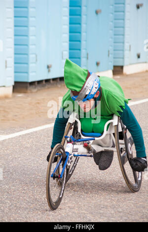 Bournemouth, Dorset, Royaume-Uni. 14 février 2016. Des foules portant des tuniques vertes, des leggings ou collants marron ou vert, une ceinture marron, un chapeau pointu et portant une épée jouet apparaissent à Bournemouth pour battre le record du monde Guinness actuel de 280 Peter pans. Ils amassent des fonds pour la Fondation Steve Bernard avec la course amusante Peter Pan et la marche sponsorisée entre les jetées de Bournemouth et Boscombe. Crédit : Carolyn Jenkins/Alamy Live News - événement de collecte de fonds Royaume-Uni, événement de collecte de fonds Royaume-Uni Banque D'Images