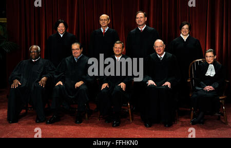 La Cour suprême des États-Unis s'asseoir pour une photo de groupe dans l'est la salle de conférence de la Cour suprême à Washington vendredi, 8 octobre 2010. Les juges sont (première rangée à partir de la gauche), Clarence Thomas, Antonin Scalia, John G. Roberts (Juge en chef), Anthony Kennedy, Ruth Bader Ginsburg ; (rangée arrière de gauche) Sonia Sotomayor, Stephen Breyer, Sameul Alito et Elena Kagan, le nouveau membre de la Cour. Credit : Roger L. Wollenberg - Piscine via CNP - AUCUN FIL SERVICE - Banque D'Images