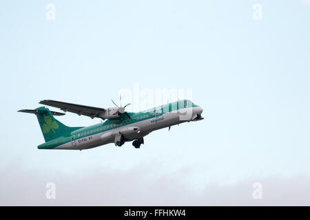 Aer Lingus Regional ATR 72-600 lits 1 turbopropulseurs avion régional court-courriers (AE-FAU, 'St. Daire') au décollage. Banque D'Images