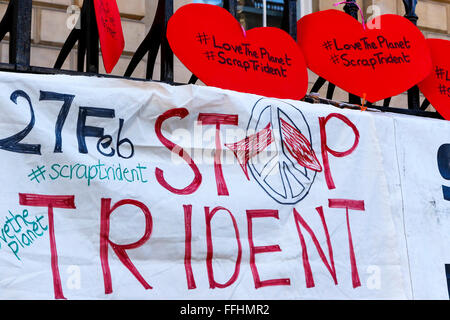 Edinburgh, Ecosse, Royaume-Uni. 14Th Feb 2016. La campagne 'Stop' Trident ont organisé des rassemblements à travers l'Ecosse notamment Édimbourg et Glasgow, de mettre en évidence le nombre de personnes qui sont morts à cause des bombardements nucléaires d'Hiroshima et Nagasaki PENDANT LA SECONDE GUERRE MONDIALE et de faire prendre conscience aux gens de plus demonstartion à Londres le 27 février. Pour représenter les victimes de bombes, 140 000 rouge origami cranes sera distribue comme symbole du souvenir et de la paix. Credit : Findlay/Alamy Live News Banque D'Images