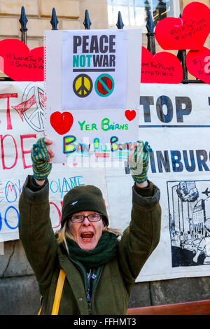 Edinburgh, Ecosse, Royaume-Uni. 14Th Feb 2016. La campagne 'Stop' Trident ont organisé des rassemblements à travers l'Ecosse notamment Édimbourg et Glasgow, de mettre en évidence le nombre de personnes qui sont morts à cause des bombardements nucléaires d'Hiroshima et Nagasaki PENDANT LA SECONDE GUERRE MONDIALE et de faire prendre conscience aux gens de plus demonstartion à Londres le 27 février. Pour représenter les victimes de bombes, 140 000 rouge origami cranes sera distribue comme symbole du souvenir et de la paix. Credit : Findlay/Alamy Live News Banque D'Images