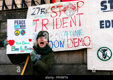 Edinburgh, Ecosse, Royaume-Uni. 14Th Feb 2016. La campagne 'Stop' Trident ont organisé des rassemblements à travers l'Ecosse notamment Édimbourg et Glasgow, de mettre en évidence le nombre de personnes qui sont morts à cause des bombardements nucléaires d'Hiroshima et Nagasaki PENDANT LA SECONDE GUERRE MONDIALE et de faire prendre conscience aux gens de plus demonstartion à Londres le 27 février. Pour représenter les victimes de bombes, 140 000 rouge origami cranes sera distribue comme symbole du souvenir et de la paix. Credit : Findlay/Alamy Live News Banque D'Images