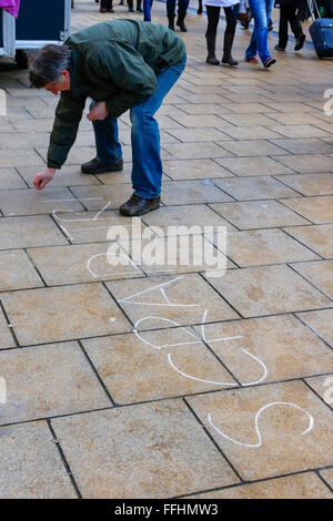 Edinburgh, Ecosse, Royaume-Uni. 14Th Feb 2016. La campagne 'Stop' Trident ont organisé des rassemblements à travers l'Ecosse notamment Édimbourg et Glasgow, de mettre en évidence le nombre de personnes qui sont morts à cause des bombardements nucléaires d'Hiroshima et Nagasaki PENDANT LA SECONDE GUERRE MONDIALE et de faire prendre conscience aux gens de plus demonstartion à Londres le 27 février. Pour représenter les victimes de bombes, 140 000 rouge origami cranes sera distribue comme symbole du souvenir et de la paix. Credit : Findlay/Alamy Live News Banque D'Images